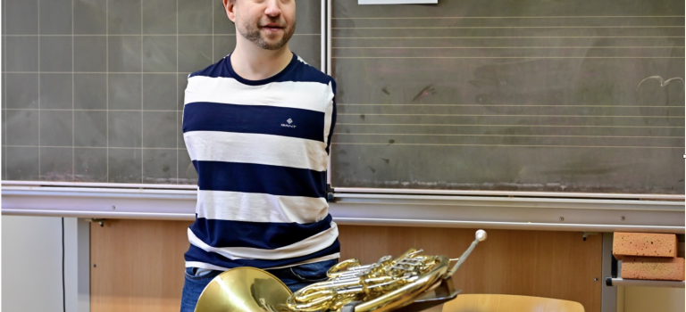 Fuß und Noten: Ein Hornist ohne Arme erobert die Welt – und das Goethegymnasium