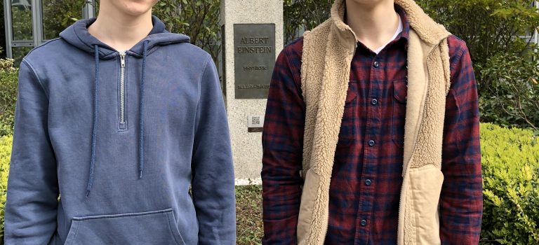 Zweimal der 1. Preis bei der Landesphysikolympiade in der Klassenstufe 9 Zweimal der 1. Preis bei der Landesphysikolympiade in der Klassenstufe 9