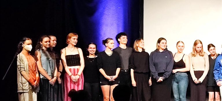 Tolle Texte, bomben Stimmung = „Slamily“ oder der Kurs 12b als Slammer im „mon ami“