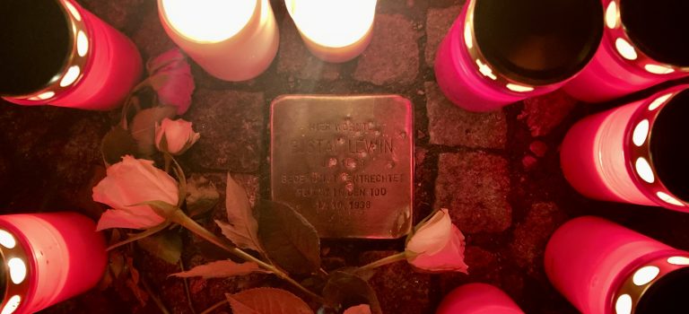 Gedenken mit Musik: Unser Chor am Stolperstein von Gustav Lewin Gedenken mit Musik: Unser Chor am Stolperstein von Gustav Lewin