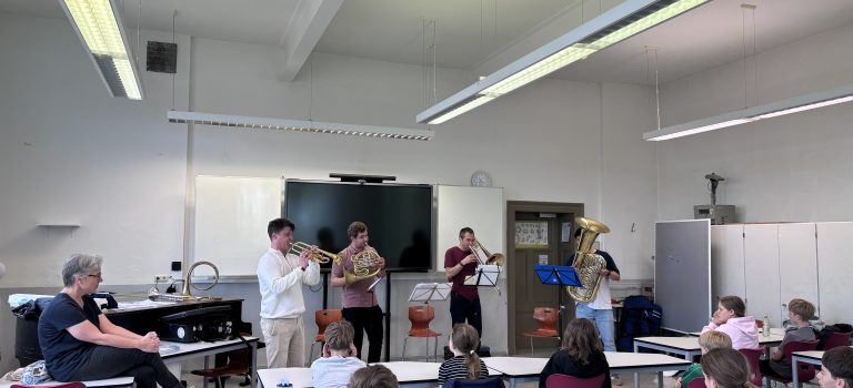 ProfimusikerInnen begeistern 5. Klasse mit Blasinstrumenten